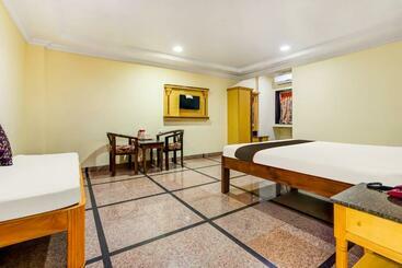 Super Collection O Hotel Adithya Central