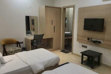 בית מלון כפרי Midtown   A Unit By Prakash