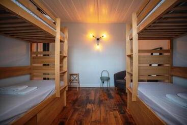 Inn Door 21   Hostel & Suite