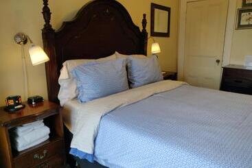 Bed and Breakfast Gingerbread Manor