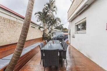 מוטל Manly Beach House