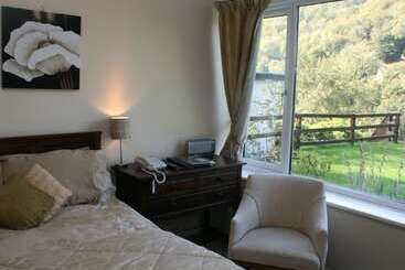 بنسيون The Royal Lodge
