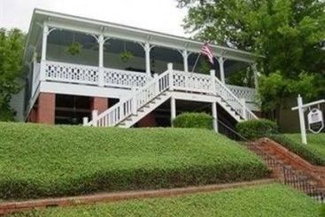 Red Bluff Cottage Bed & Breakfast