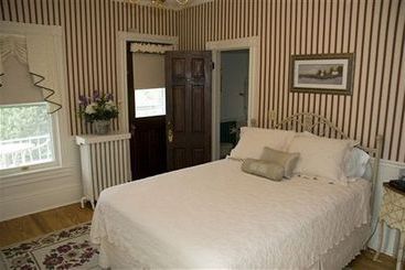 White Hall Manor Bed & Breakfast