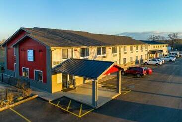 فندق Hilltop Inn & Suites