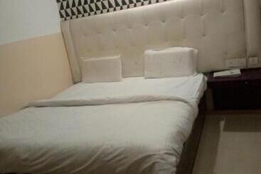 Отель Hotal Royal Mount Inn By Wb Inn