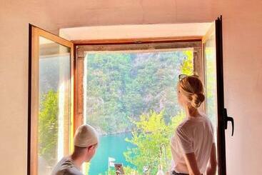 פנסיון Neomalsore Agrotourism, Komani Lake