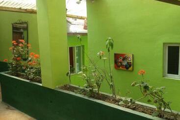 هاستل Hostal Isidoros