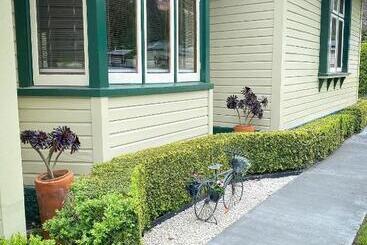 تختخواب و صبحانه Gumnut House