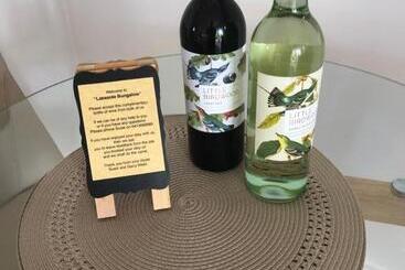 تختخواب و صبحانه Lakeside Bungalow