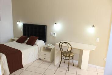 ホテル Embassy Beach