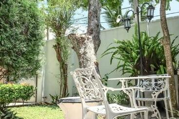 هتل Vivid Colombo