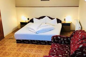 مبيت وإفطار Szűts Panzió