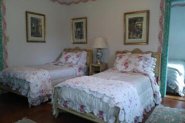 تختخواب و صبحانه Whistler's Inn