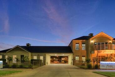 Bridges On Meninya Motel & Apartments