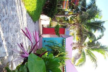 هتل Compass Point Beach Resort