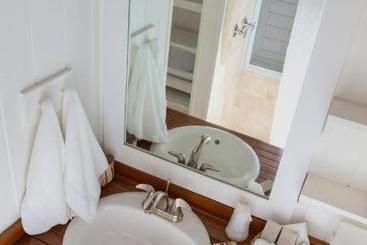 هتل Compass Point Beach Resort