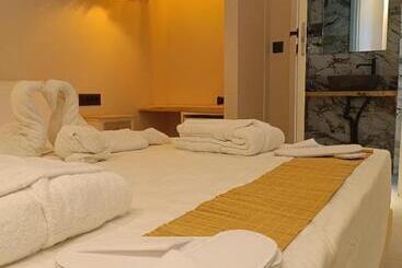 Отель Trees Boutique Art