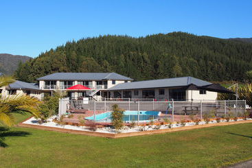 Linkwater Motel And Backpackers
