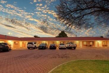 מוטל Charles Rasp Motor Inn & Cottages