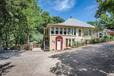 Red Bud Manor  Bed And Breakfast