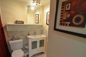 Апартаменты Toronto Escape The Sapphire Suite