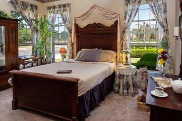 Woodrow House Bed & Breakfast