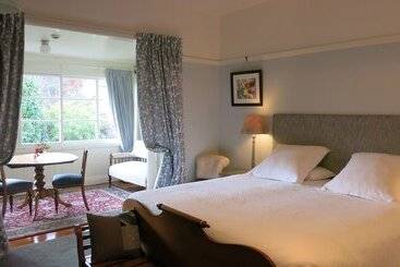 تختخواب و صبحانه Cheltenham House