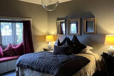 تختخواب و صبحانه Nice