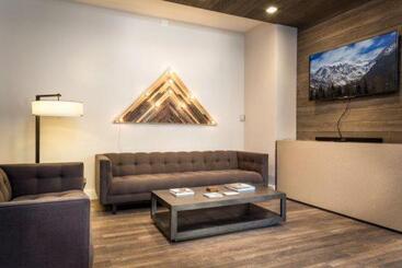 酒店 Riverside B02   Riverside Magpie