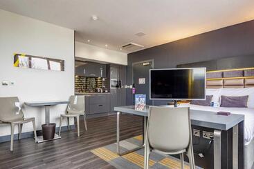 公寓式酒店  Roomzzz Chester City