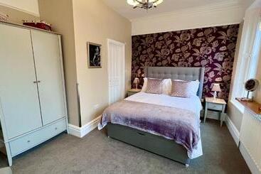 تختخواب و صبحانه Tate House