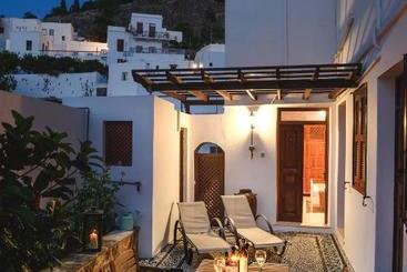 هتل Thea Villas And Suite
