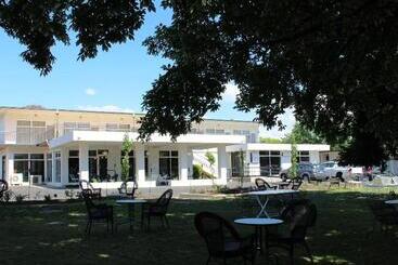 מוטל The Oriana Orange   Retro Hotel & Resort