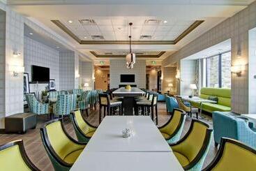 هتل Hampton Inn & Suites By Hilton Saskatoon Airport