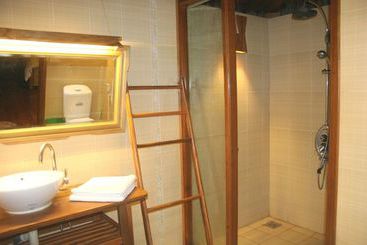 هتل Monkey Island Resort