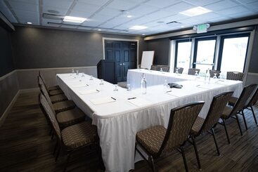 호텔 The Geneva Inn