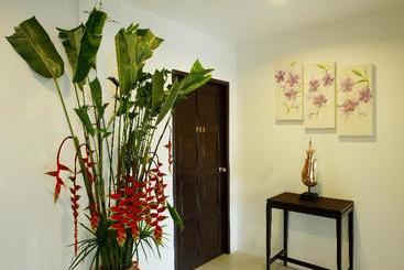 Pension Baan Oui Phuket Guest House