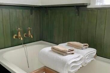 هتل St Leonards Vineyard Cottages