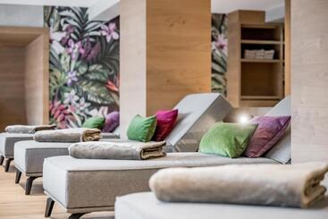 Отель Tilia Living