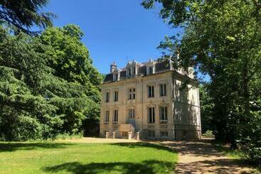 민박 Le Clos Du Cèdre
