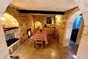 Bed and Breakfast בית אבו הינד