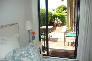 פנסיון Beachfront Bliss