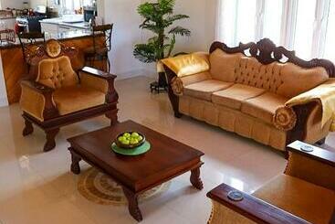 بنسيون Redknot Manor Guest House/