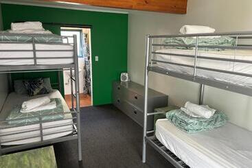 Общежитие Peppertree Lodge & Backpackers