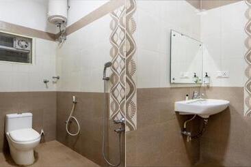 هتل Treebo Ngh Transit