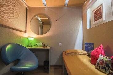 Отель Sams Snooze At My Space