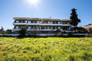 מלון דירות Terinikos Sunny Garden Hotel Junior Suites