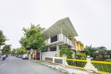 Отель Spot On 92114 Homestay Riverside Duko