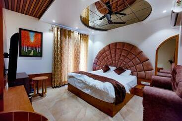 هتل Joylife  Chottu Ram Chowk Rohtak Haryana